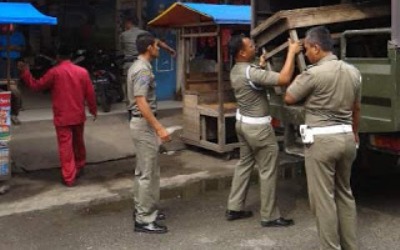 Satpol PP Rohil Gusur PKL yang Jualan di Taman Kota