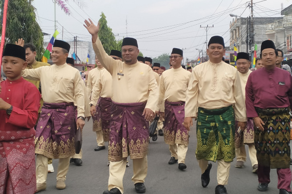 Wabup Siak Syamsurizal Hadiri Pawai Ta'ruf MTQ Tingkat Propinsi Riau ke 43