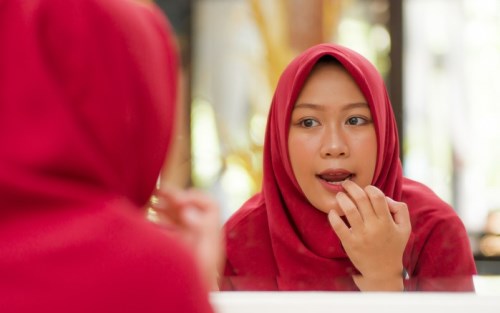 Warna Lipstik untuk Kulit Gelap, Ini Tips Memilihnya 