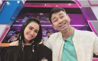 Ayu Ting Ting Singkap Baju Depan Raffi Ahmad