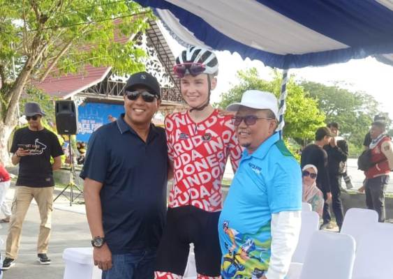 Jack Drage Asal Selandia Baru Tinggalkan Lawan pada Stage l Tourde Siak