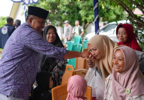 Pendukung Hadiri Kampanye Calon Wabup Siak H.Husni Merza di Tengah Hujan