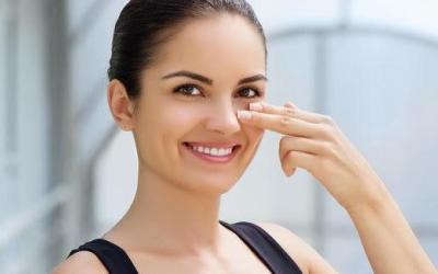 Trik Menyamarkan Mata Lelah Tanpa Concealer