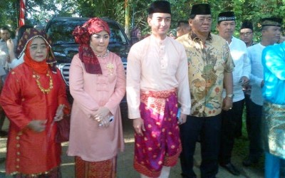 Gubernur Jambi dan Istri Saksikan GMT dengan Pakaian Adat Khas