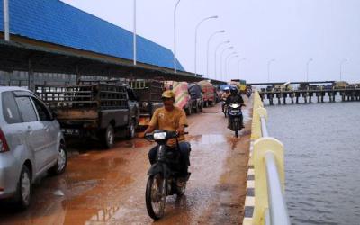 Ngaku Rombongan Gubri, Pengendara Innova Terobos Antrian