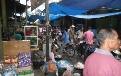Aparat Kecamatan Palika Tak Tegas, Jalan Dijadikan Tempat Jualan