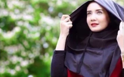 Inspirasi Busana Hijab Modis Ala Zaskia Sungkar