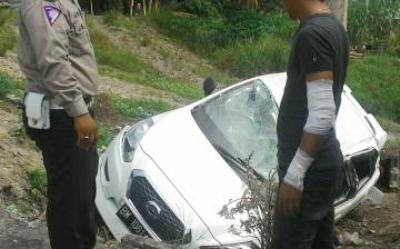 Elakan Sepeda Motor, Sedan Meluncur Masuk Jurang