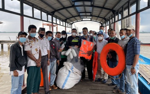 Bupati Kepulauan Meranti Serahkan Kapal Bantuan Nelayan