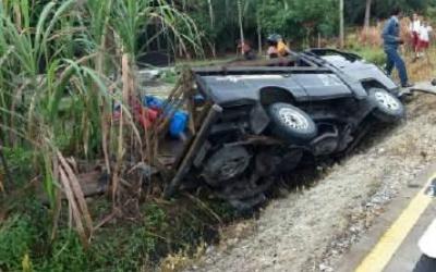 L300 Bermuatan Bawang Ilegal 'Terjun' ke Parit di Temeran