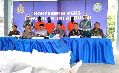 Pos Al Bengkalis dan Satgas Sadewa-23 Tangkap Kapal Bermuatan 150 Koli Barang Bekas