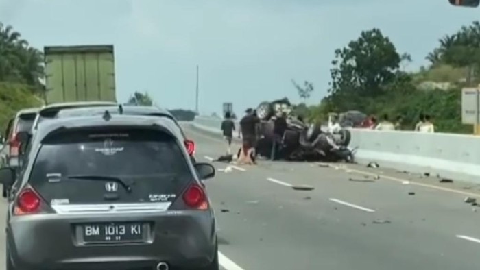 Ban Pecah, Pajero Sport Jungkir Balik di Tol Pekanbaru-Dumai