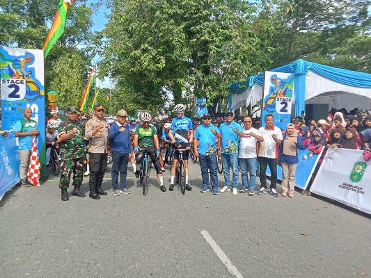 Wabup Siak Husni Merza Lepas 13 Tim Balap Sepeda Perawang-Siak