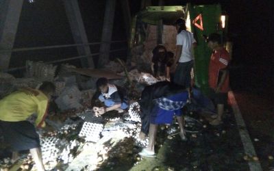 Truk Terguling, Jembatan Judeg Ponorogo Banjir Telur