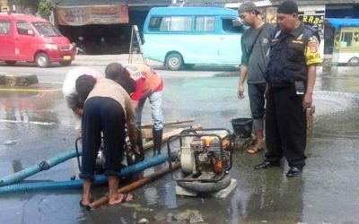 Hindari Genangan, Polsek Balaraja Lakukan Ini