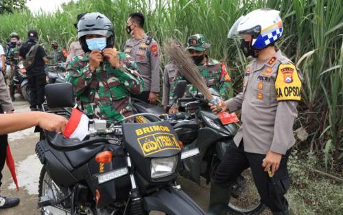 Kapolda Jatim Kaget Babinsa dan Babinkantibmas Bawa Sapu