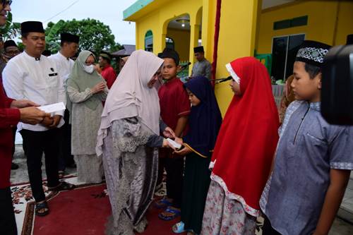 Peduli Anak Yatim dan Dhuafa, Bupati Serahkan Bantuan di Rupat Utara