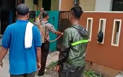 Bhabinkamtibmas Cipondoh Semprotkan Desinfektan