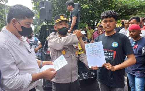 Massa FPPMM Kota Pekanbaru Datangi Mapolda Riau