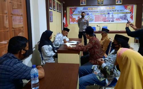 Jadi Tahanan, Pria Ini Nikahi Kekasih di Kantor Polisi