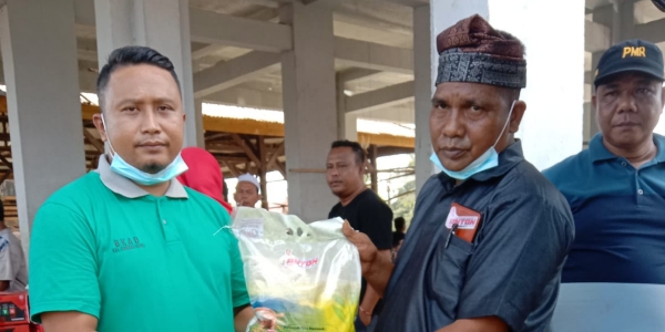 Tim Relawan Anton, ST., MM Serahkan Bantuan Korban Kebakaran di Pasar Langkitin