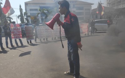 Massa Demo di Makassar Tolak Pelantikan Jokowi 