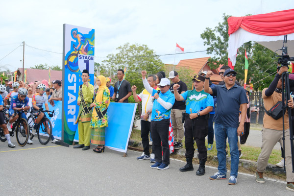 Sekda Siak Arfan Usman Lepas 13 Tim Balap Sepeda Tour de Siak Rute Sabak Auh - Siak