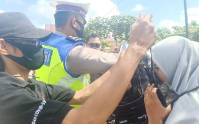 IW- SPS Bagikan Masker di Pasar Minggu Sabak Auh 