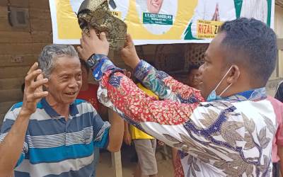 Dodi Irawan Sematkan Tanjak ke Mangku Adat Talang Mamak