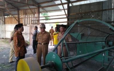 Bupati Wardan Tinjau Alat Pengolah Kelapa Terpadu 