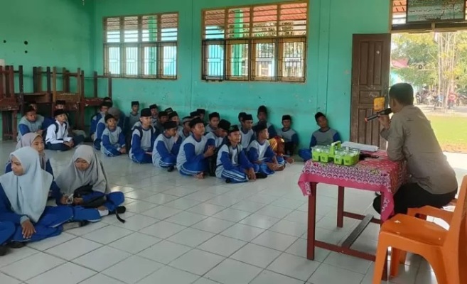 Ini Pesan Bhabinkamtibmas ke Pelajar SMAN 3 Sungai Rawa