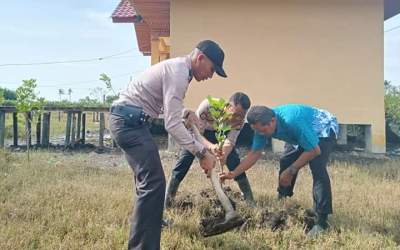 Polri Peduli Penghijauan, Polsek Panipahan Tanam Pohon 