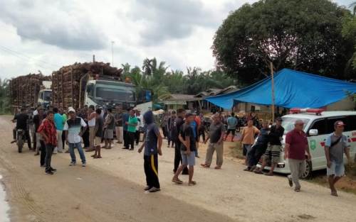 Ratusan Warga Kampung Tumang Blokade Truk Kayu PT SSL