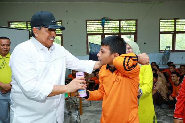 Kurangi Sampah Plastik, Alfedri Bagikan Tumbler Kepada Siswa SMAN