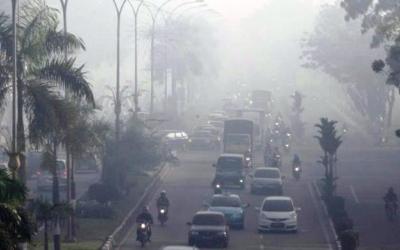Asap Semakin Parah Tutup Gedung Bertingkat di Pekanbaru 