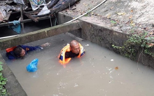 Bocah 3 Tahun Hilang Terseret Air di Parit Setelah Hujan Deras