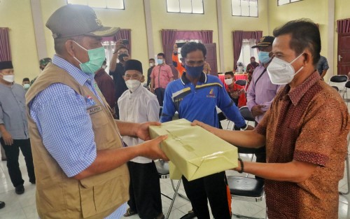 Alfedri Bagikan Masker ke Sejumlah Tempat Ibadah dan Pasar 