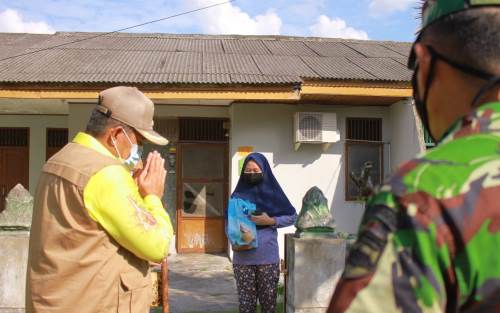 Beri Dukungan, Bupati Alfedri Kunjungi Warga Isoman di Tualang