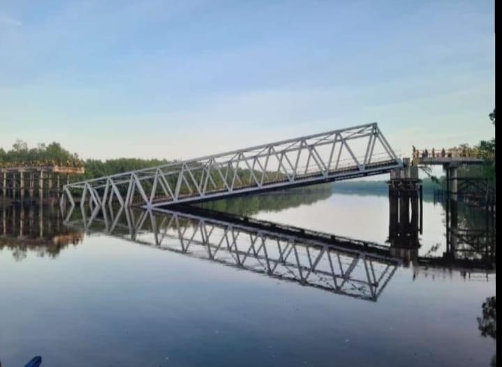 Jembatan Penghubung Desa Selat Akar Dan Bandul Ambruk