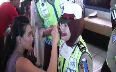 Polisi Subang Berdandan Mirip Badut Razia Kendaraan