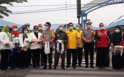 Dampak Asap di Asahan, Plt Bupati Ikut Bagikan Masker