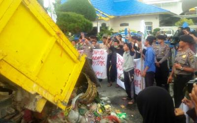 Aktivis Mahasiswa Serak Sampah di Rumah Dinas Wako Pekanbaru