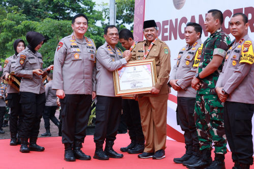 Dukung Kinerja Kepolisian, Bupati Siak Terima Penghargaan dari Kapolda Riau