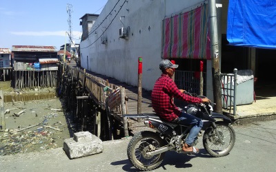 Jembatan Antara Desa di Palika Menunggu Roboh