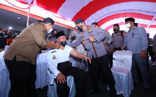 Kapolri Saksikan Gubernur Maluku Utara Divaksin