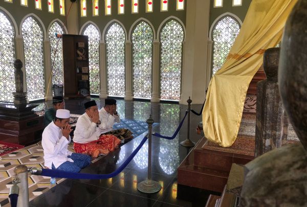 Paslon Bupati dan Wakil Irving- Sugianto Ziarah ke Makam Sultan Siak