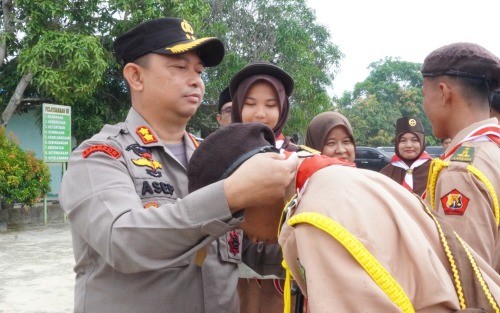 Polri Peduli Budaya Literasi, Polres Siak Bagikan Buku Kepada Pelajar