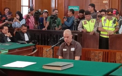 Gaya Botak Ahmad Dhani Saat Jalani Sidang Vonis 