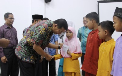 Baznas Pekanbaru Serahkan Zakat Siswa Dhuafa