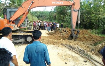 Masyarakat Siabu Putus Akses Jalan PT Ciliandra